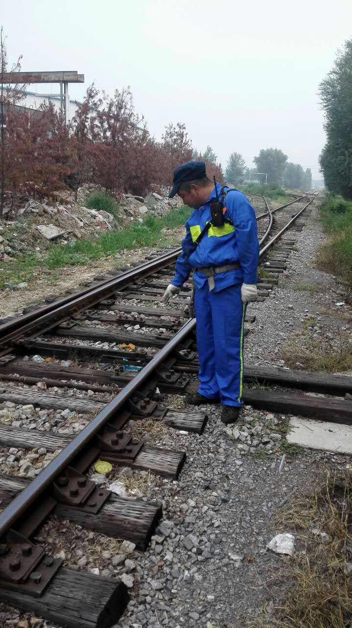 微信运动第一名:长裤长袖“蒸桑拿”,负重徒步走道砟