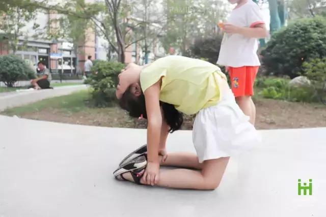 中山大道潮童街拍：很萌很酷很厉害，还会耍宝！