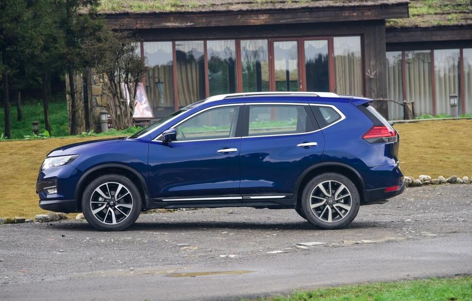 2017款奇骏CVT至尊版用车感受，显示屏太小像山寨的