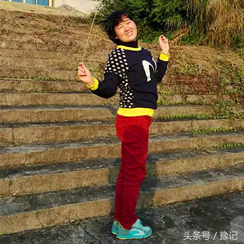 军人丈夫因公受伤妻子不离不弃,军人丈夫不离不弃照顾妻子