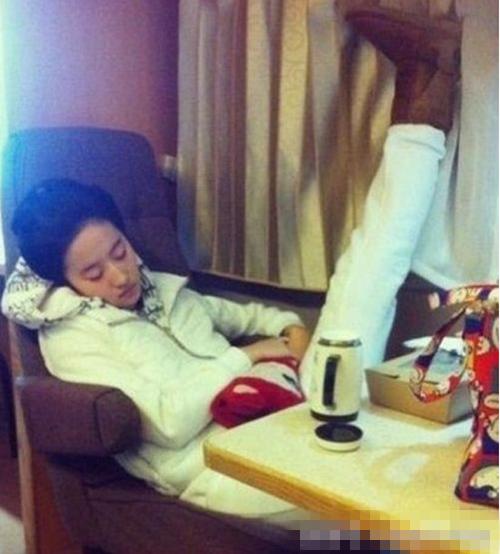 众明星睡姿对比有的也太搞笑了,明星素颜前后对比照张艺兴