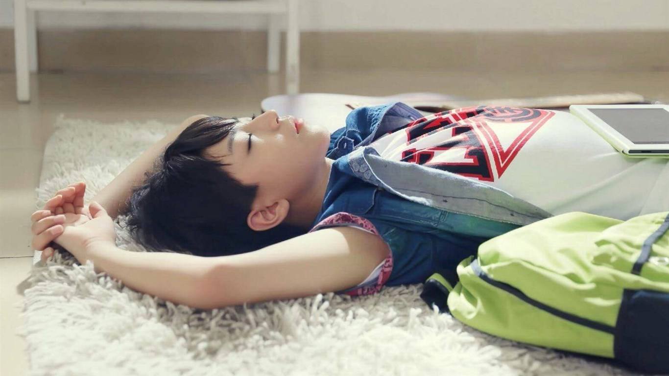 众明星睡姿对比有的也太搞笑了,明星素颜前后对比照张艺兴