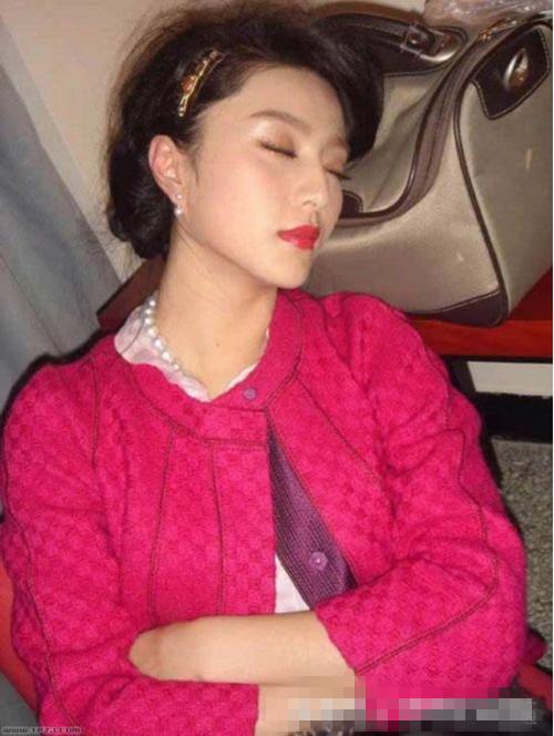 众明星睡姿对比有的也太搞笑了,明星素颜前后对比照张艺兴