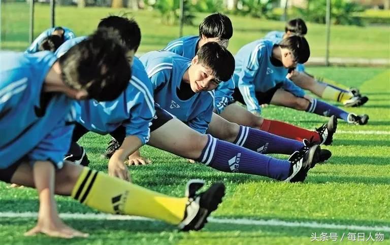 踢球吧姑娘赤峰,踢球吧女孩完整版