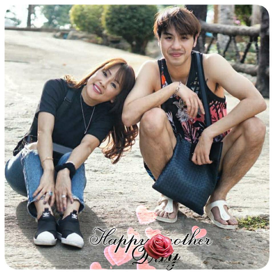 泰国母亲节，来看看泰星与母亲的有爱照片吧！