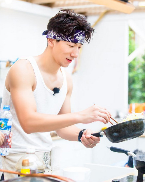 中餐厅张亮从楼梯摔倒完整版,中餐厅张亮摔倒