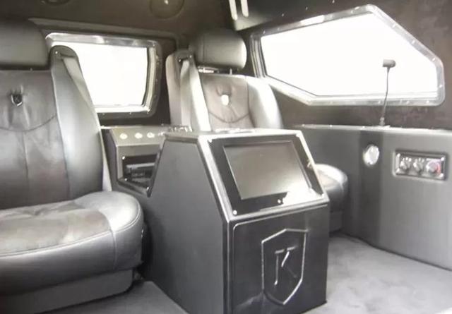 1500万骑士十五世去洗车,洗车员工直摇头:装甲车我们洗不了