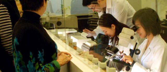 当珠宝鉴定师说实话,当老板娘的必要条件