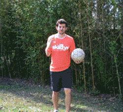 业余足球基础教学!海豹式头部颠球,提球感的正确打开方式!