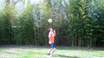 业余足球基础教学!海豹式头部颠球,提球感的正确打开方式!