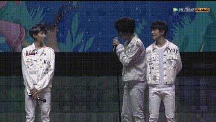 易烊千玺支援腰伤,易烊千玺带着腰伤在舞台上