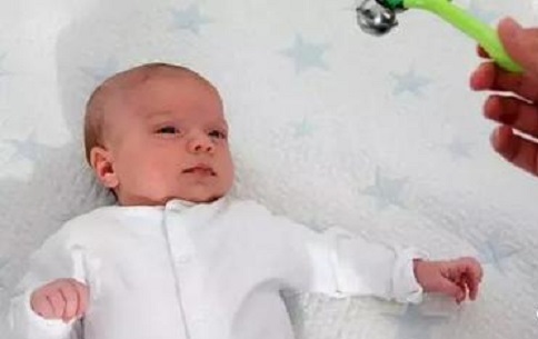 李亚男晒二胎女儿满月照,吸吮手指软萌可爱!附1-2月宝宝早教