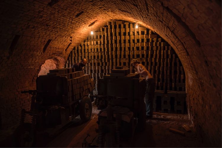 近距离了解砖窑厂烧制砖块的秘密