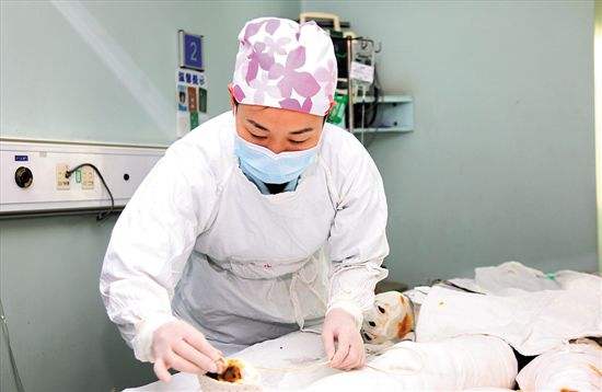 80多岁的老中医秘传膏药,怎样预防慢性骨关节疾病