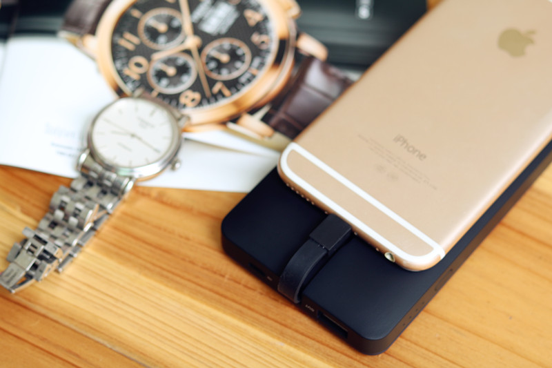 无线移动电源如何给苹果手机充电,苹果用充电宝充电不用官方数据线