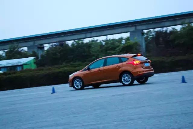 2015款福克斯1.0t三厢版,18年福克斯1.0t评测