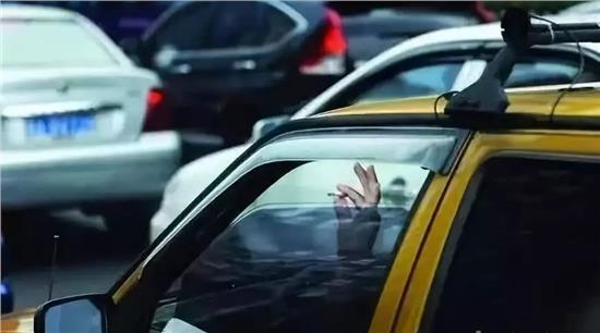 开车抽烟不掉烟灰,车内抽烟怎么让烟散出去