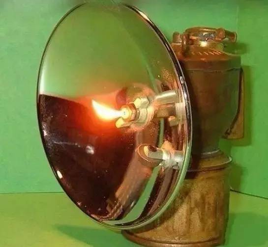 汽车激光大灯灯具发展,车灯从卤素到激光大灯