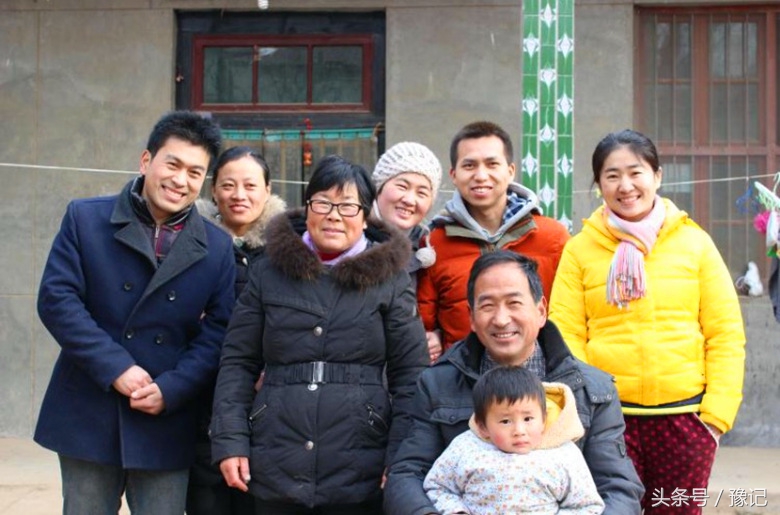 军人丈夫因公受伤妻子不离不弃,军人丈夫不离不弃照顾妻子