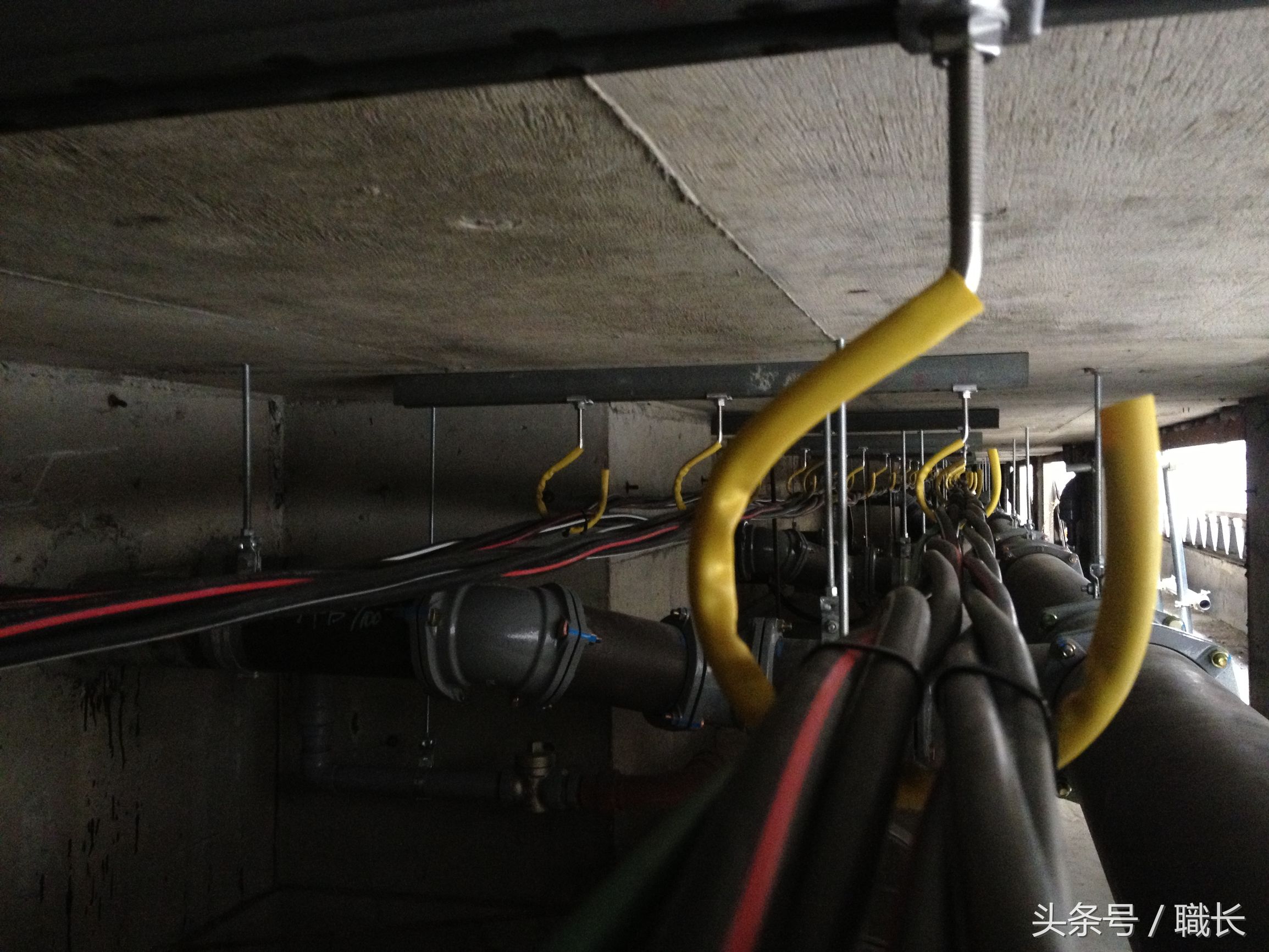 墙壁跑线不用穿线管可以吗,家装不穿线管可以吗