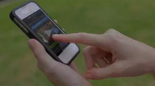 小偷用铁条打开门,小偷有很多办法能让你打开门