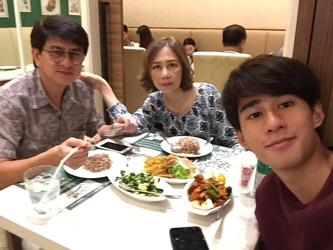 泰国母亲节，来看看泰星与母亲的有爱照片吧！