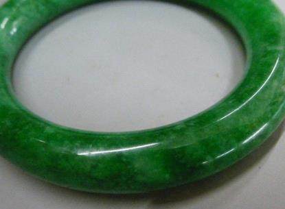 翡翠戒面有轻微划痕怎么处理,翡翠表面有坑和划痕正常吗