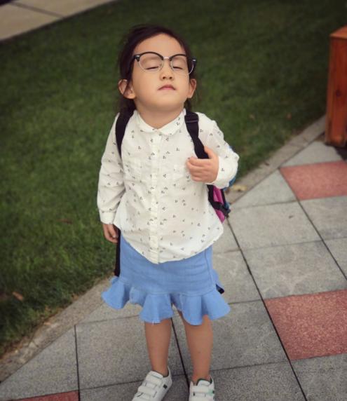 黄磊晒女儿多妹照片,黄磊晒二女儿萌照