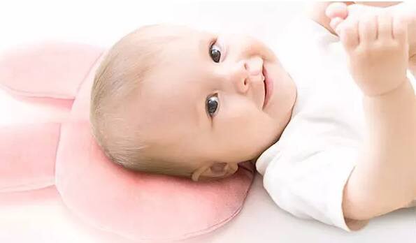 睡觉要枕头——女儿睡觉转圈顺逆时针记