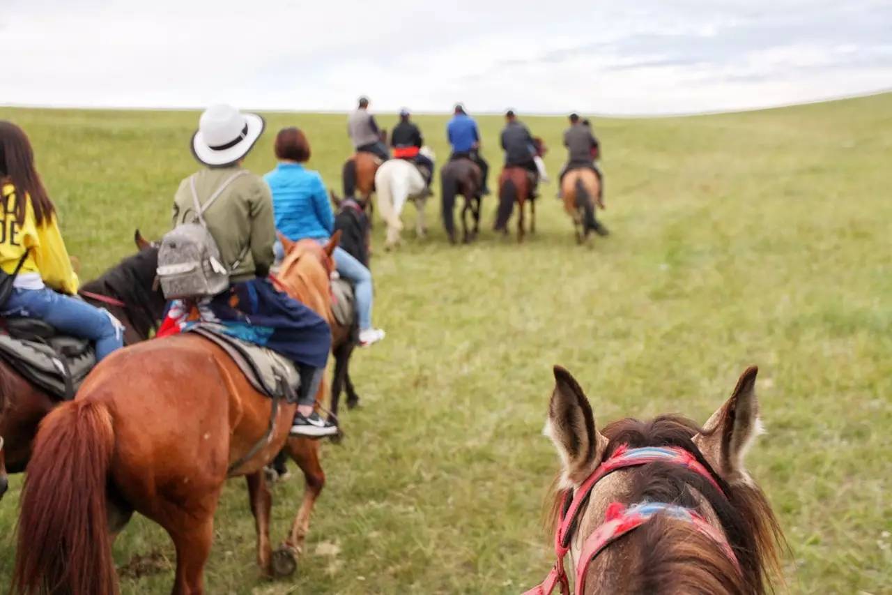 大手牵小手我们一起走,大手牵小手我们一起走图片