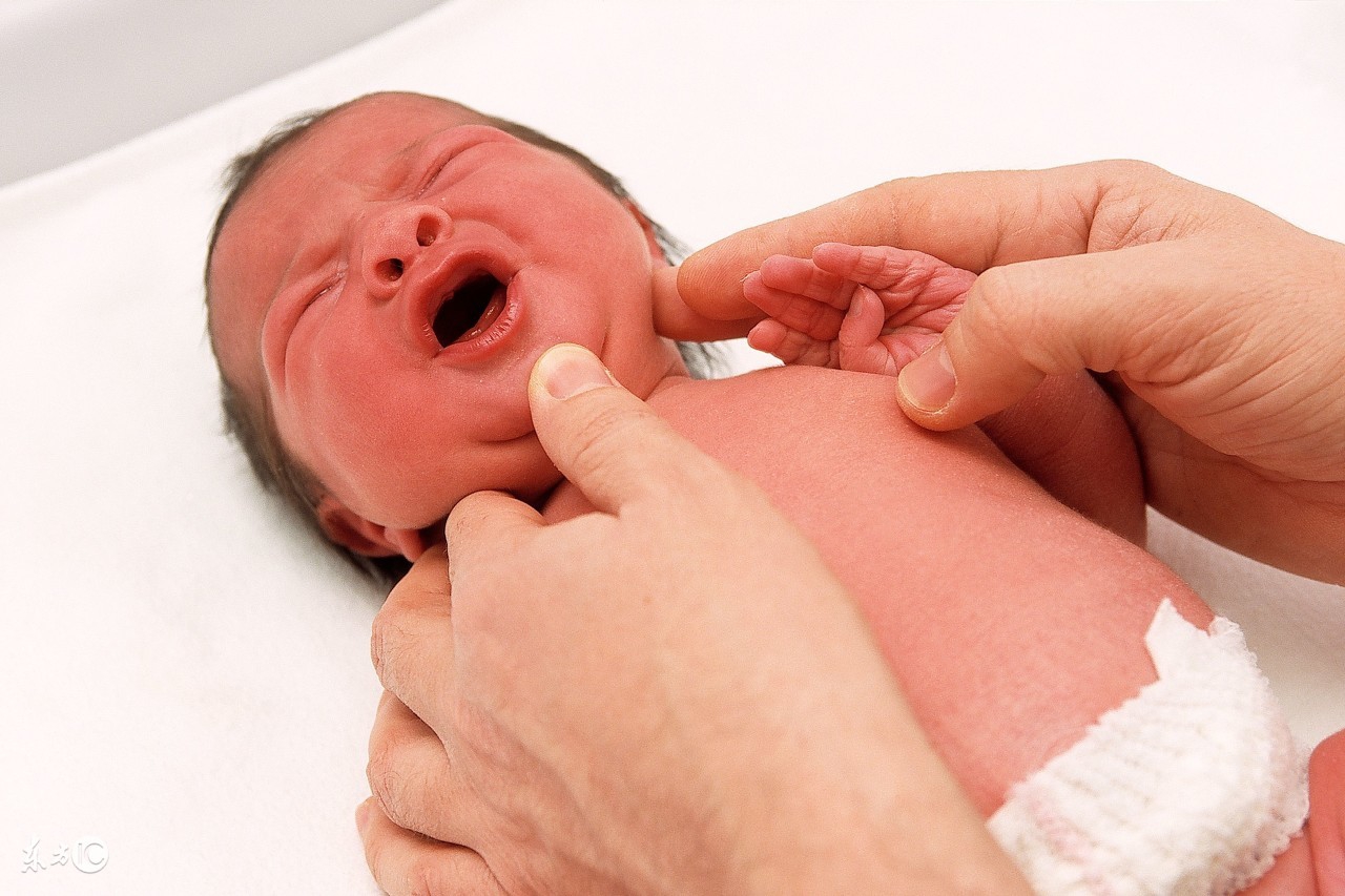 新生儿屁股发红破了抹什么,新生儿屁股红破皮焦了怎么办