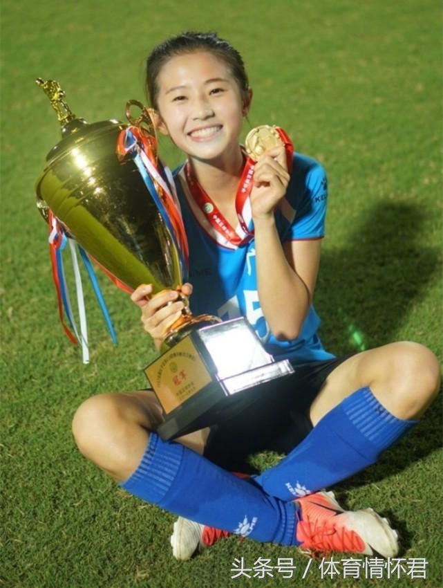 讽刺！中国女足国外比赛进61球夺冠，18岁足球女神却无奈退役
