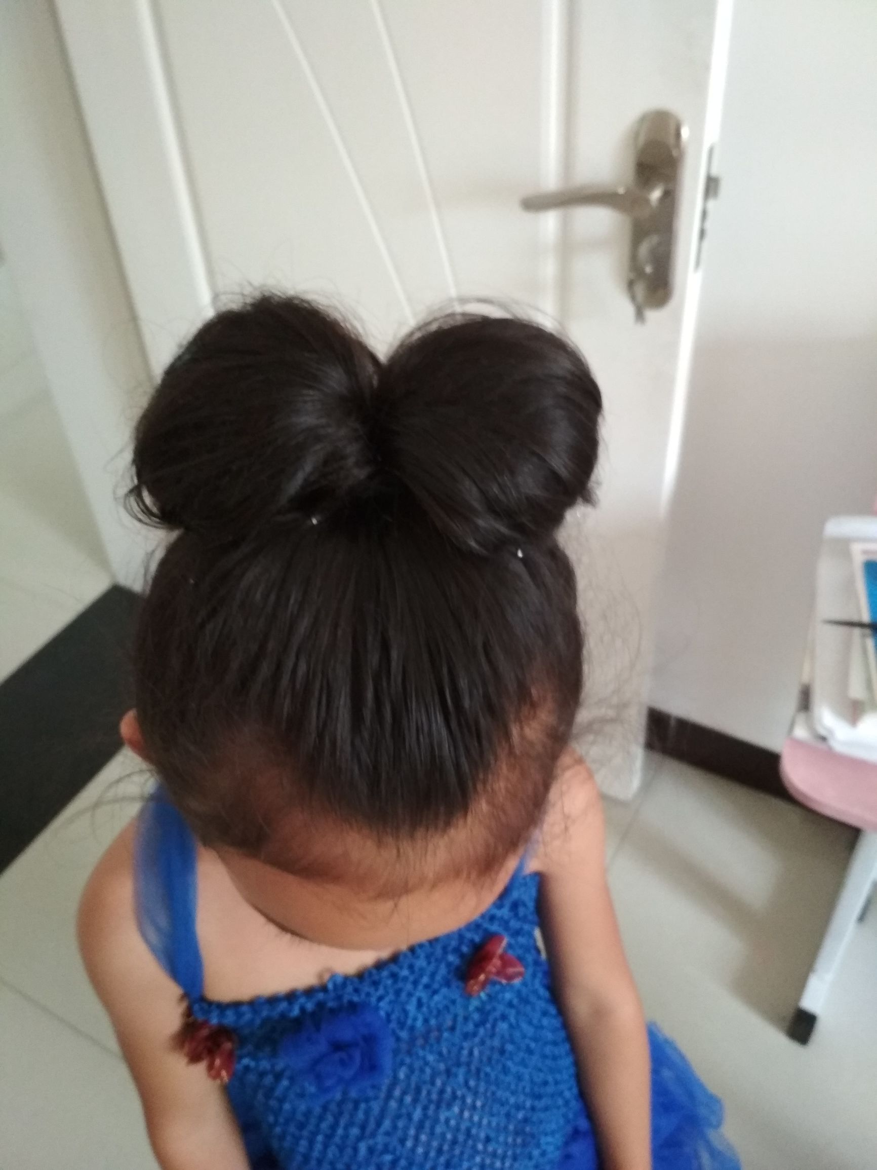 兔耳立体蝴蝶结发型,带有小狐狸耳朵的超简单发型