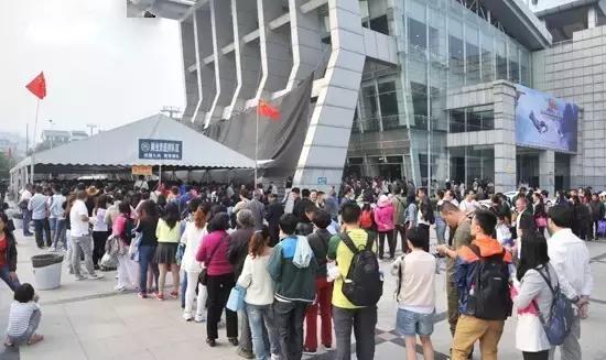 凌晨时导游还不睡，原来一直怪错他们