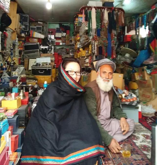 她单枪匹马从杭州出发，开着开着到了非洲腹地