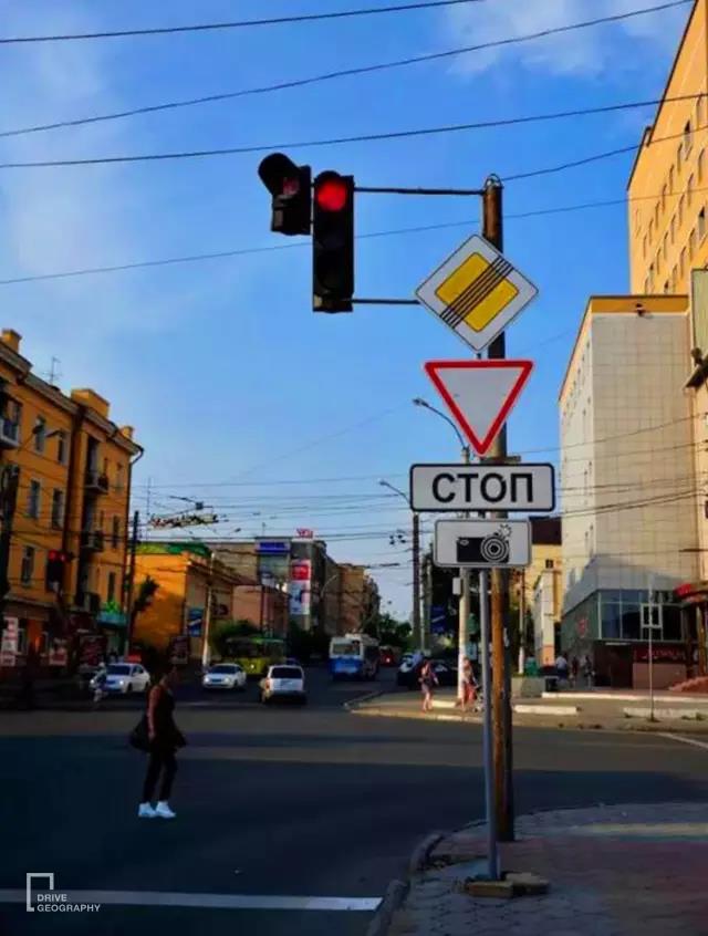 她单枪匹马从杭州出发，开着开着到了非洲腹地