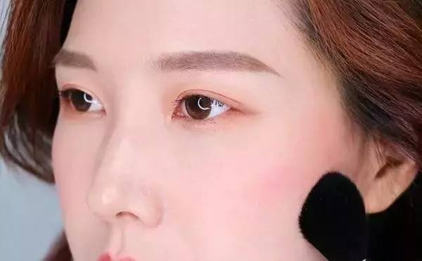 星级妆容化妆方法,简单妆容需要的化妆品