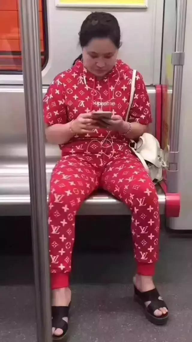 我们出街吧！我带着EXO，EXO带着Supreme！太兴奋辣