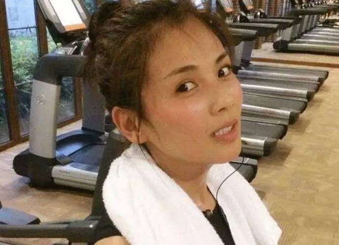 哈哈哈*靠我**一瓶素颜霜骗到了现任男票,他还一直以为我真素颜