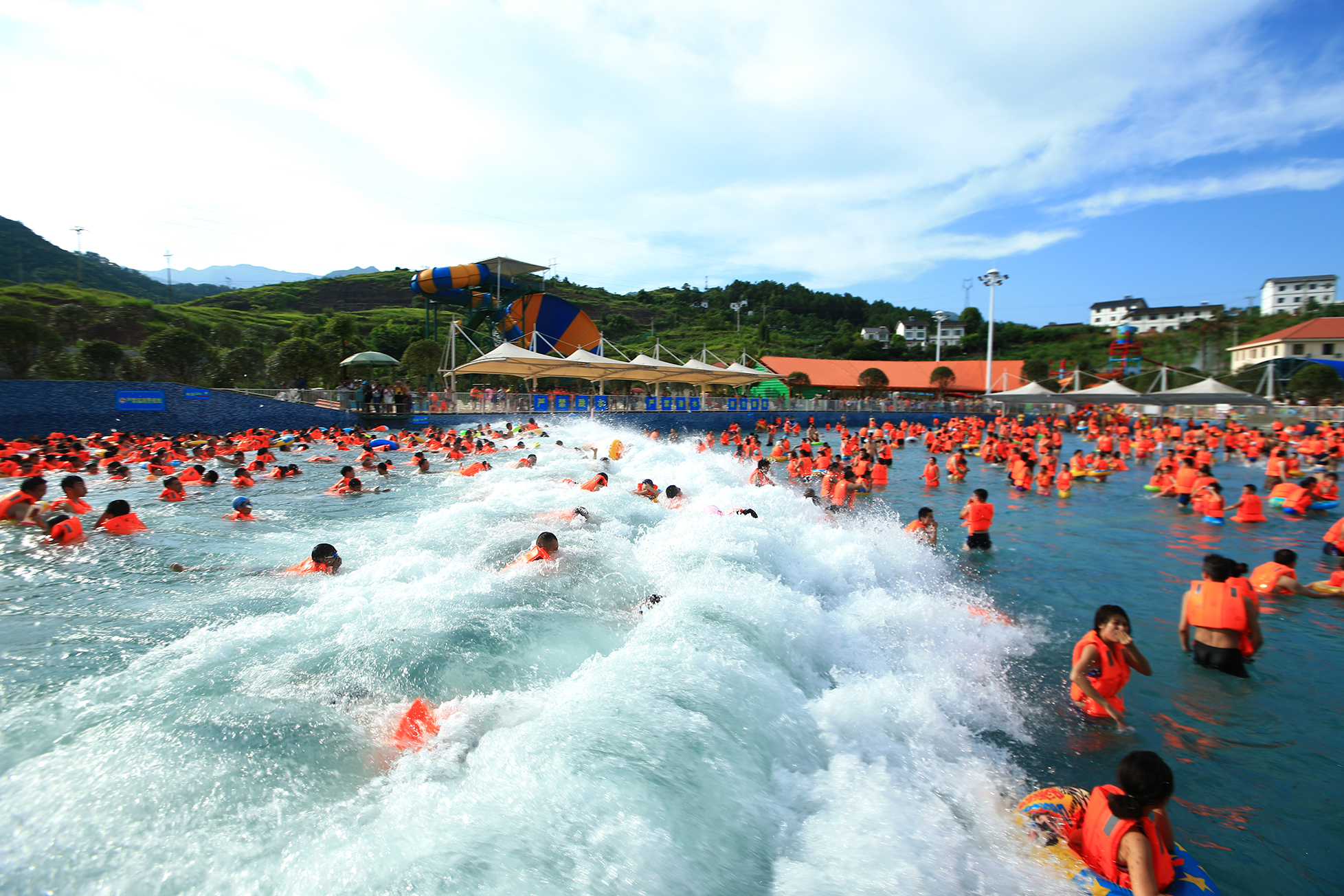 水上乐园夏日清爽视频,水上乐园清凉一夏全场畅玩