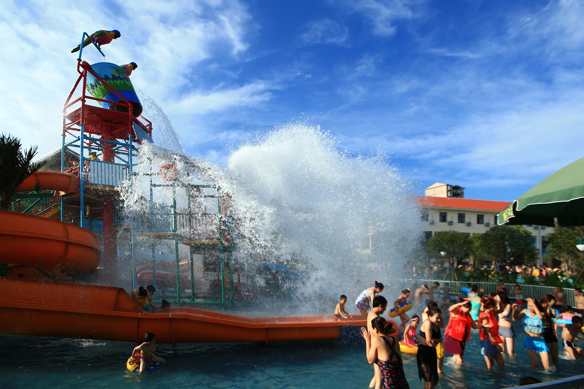 水上乐园夏日清爽视频,水上乐园清凉一夏全场畅玩