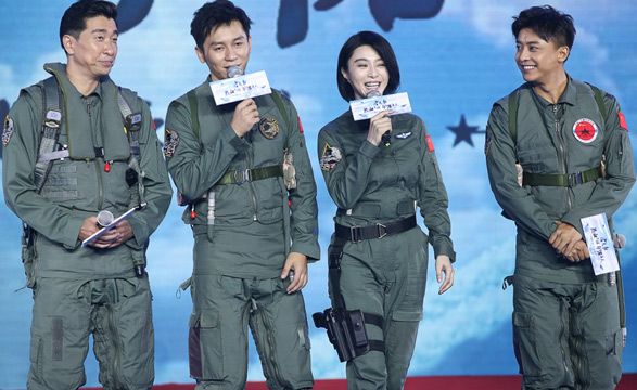 这些中国大明星都曾扮演飞行员，看看哪位最有军人气质？