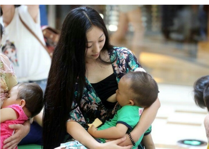 宝宝饿了吃衣服哭了,儿子饿了大哭丈夫不让喂奶