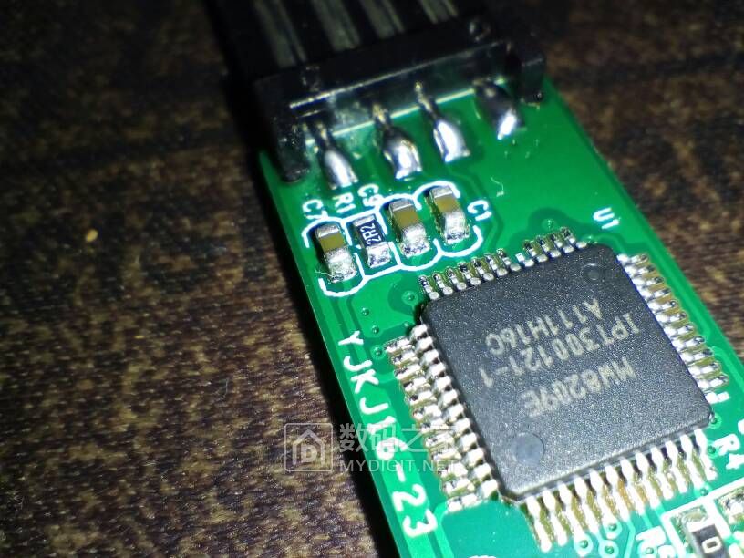 夜市买了一个64GBSONYu盘，拆开一看，果然翻车了！