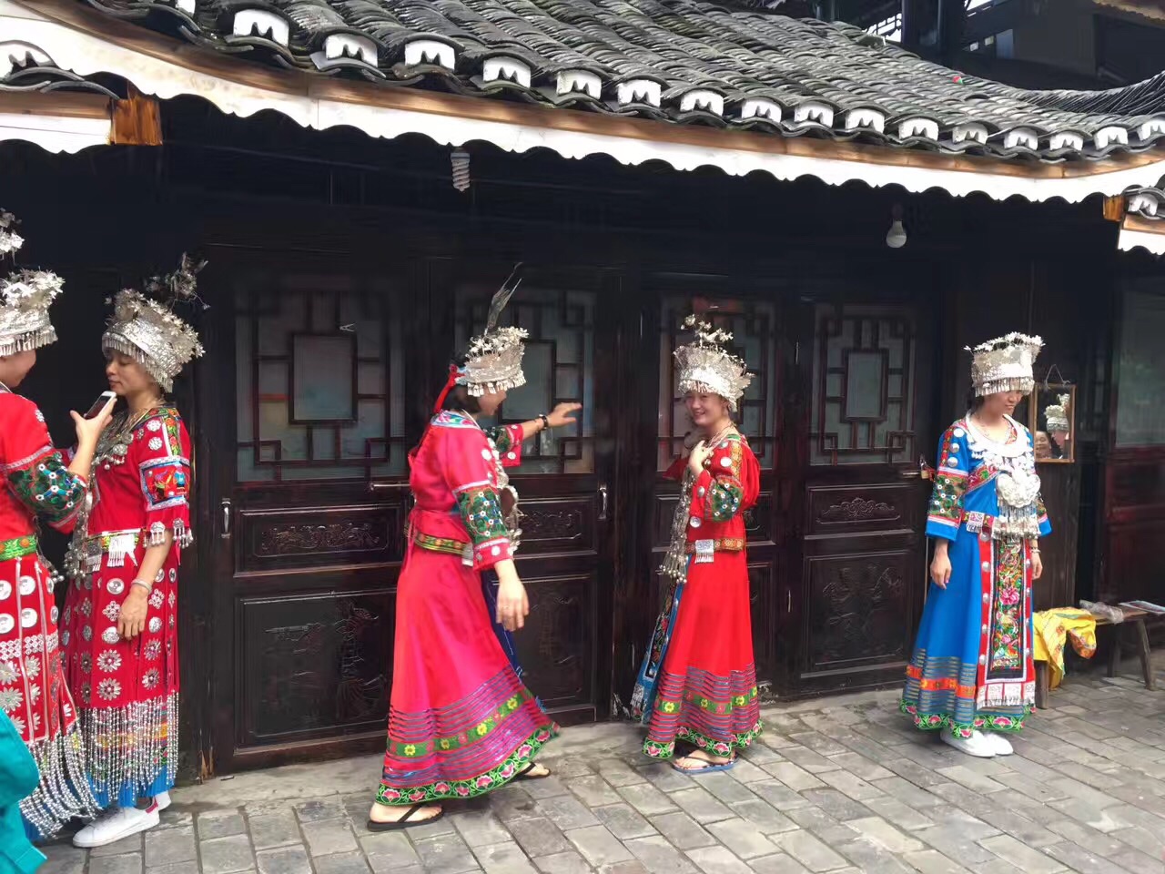 余秋雨西江苗寨的散文,余秋雨描写西江千户苗寨