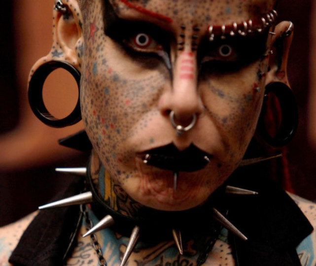 35岁女子整容成“吸血鬼”,头部植入4块钛合金犄角,女儿好怕