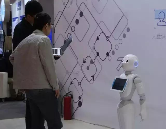 能钓鱼会弹琴，能画画还会变脸，全球最牛机器人都来了！约吗？