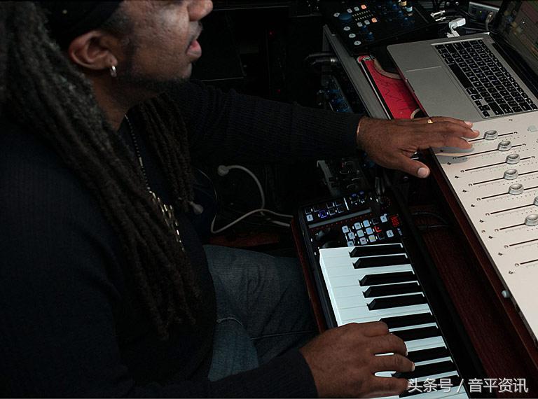 艾肯iKeyboard4S自带声卡功能的MIDI键盘