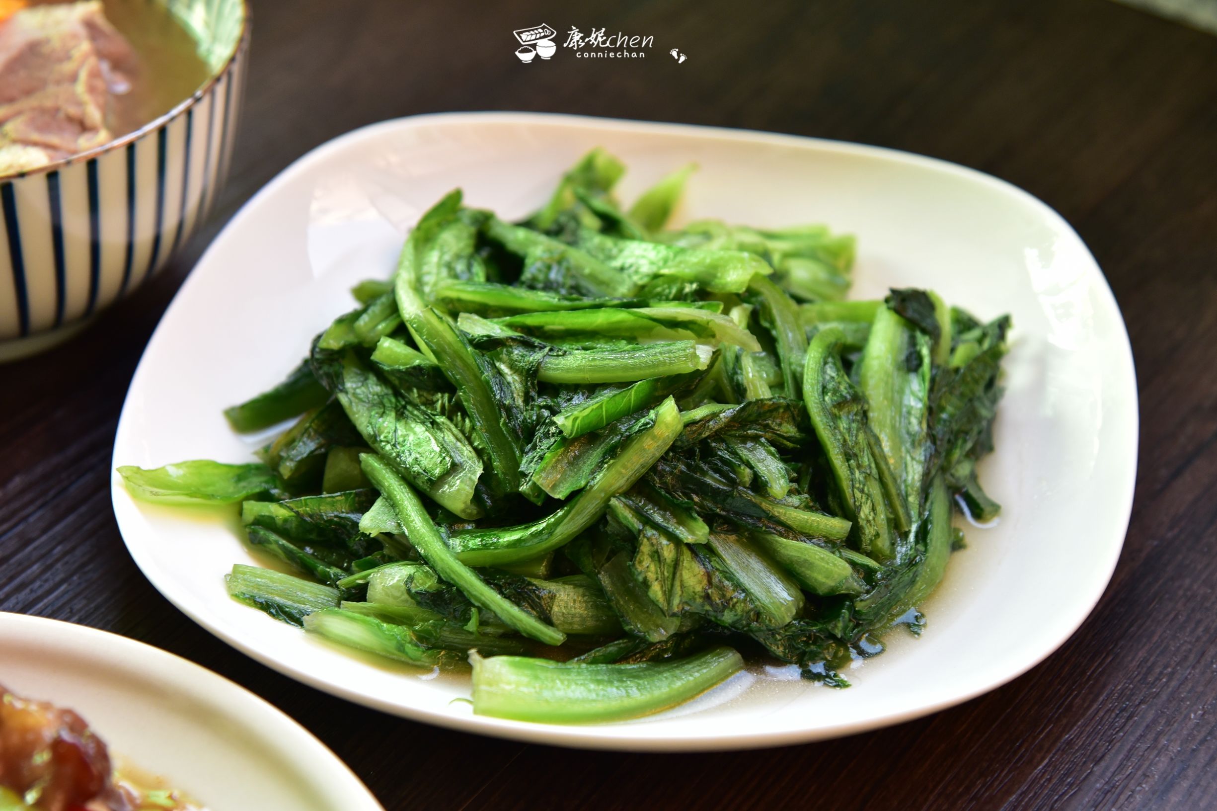 女儿看了晚餐说：“妈妈的菜色香味俱全，就是没有考虑肚子感受”