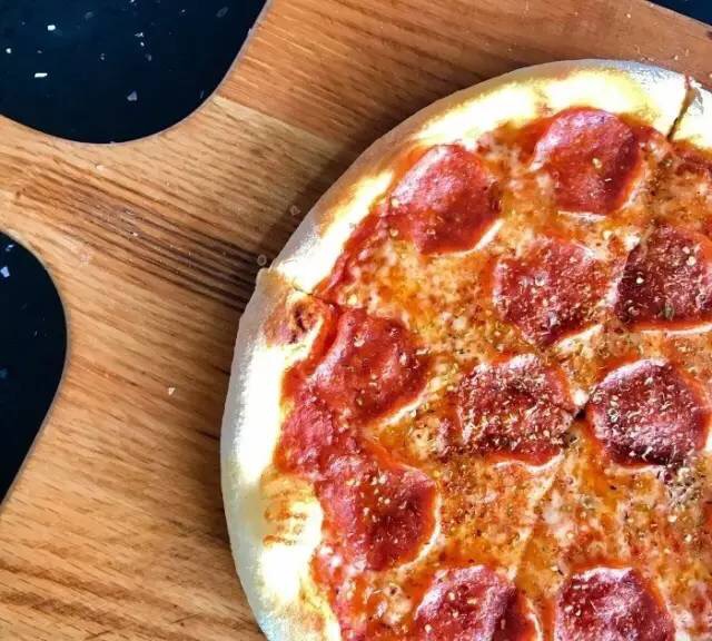 年轻人吃的美食披萨,国外最好吃的pizza